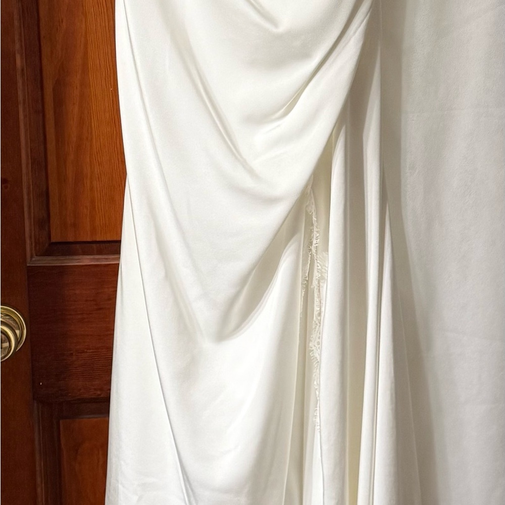 Elegant White Sleeveless Dress - Picture 4 of 6